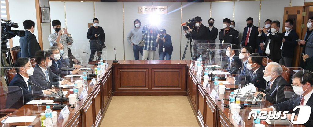 손경식 한국경영자총협회 회장을 비롯한 경총 임원들과 유동수 더불어민주당 정책위원회 수석부의장 등 공정경제 3법 TF 소속 의원들이 지난해 10월14일 오후 서울 마포구 경총회관에서 열린 '공정경제 3법(상법·공정거래법 개정안·금융그룹감독법 제정안) 정책 간담회'에서 의견을 나누고 있다. / 사진제공=뉴스1