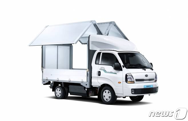 (서울=뉴스1) = 기아가 봉고 III EV 특장차의 판매를 시작한다고 9일 밝혔다. 봉고 III EV 내장탑차(저상형/표준형/플러스형), 파워게이트, 윙바디는 지난 2020년 1월 출시한 봉고 III EV 초장축 킹캡 기반의 특장 모델이다. 봉고 III EV 특장차는 135kW 모터와 58.8kWh 배터리를 탑재해 등판 능력이 우수하며 완충 시 177km를 주행할 수 있다. 사진은 봉고 III EV 윙바디. (기아 제공) 2021.2.9/뉴스1