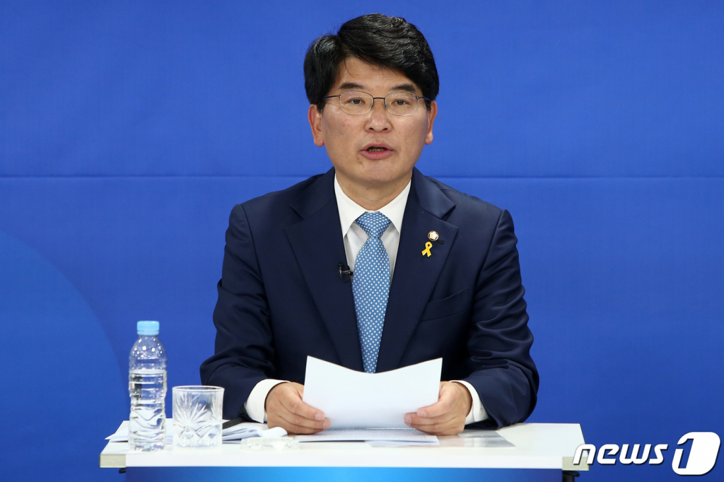 박완주 후보가 이달 15일 서울 여의도 더불어민주당 중앙당사에서 열린 원내대표 후보자 합동토론회에서 기조연설을 하고 있다. / 사진제공=뉴스1