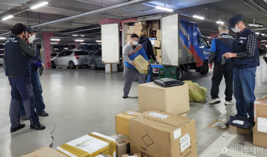 16일 인천 미추홀구 SK스카이뷰 아파트 지하주차장에서 한 택배기사가 물품을 내리고 있다. 이 물품은 각 단지로 '실버택배원'들이 배송한다. / 사진 = 오진영 기자