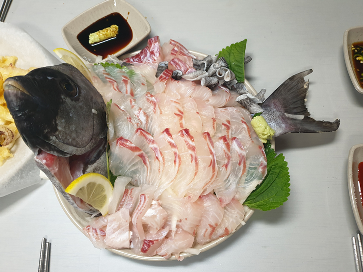 살짝 데친 껍질과 함께 먹으면 더 맛있는 돌돔회. /사진=국립수산과학원