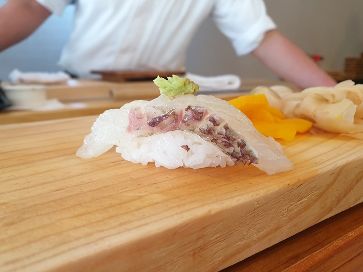 껍질을 살린 참돔 초밥. /사진=국립수산과학원