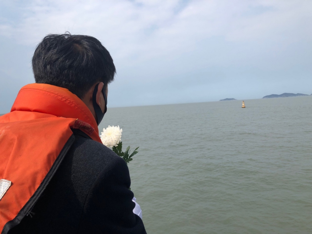 세월호 사고해역에 띄워진 노란 부표를 바라보고 있는 유가족 /사진=김지현 기자