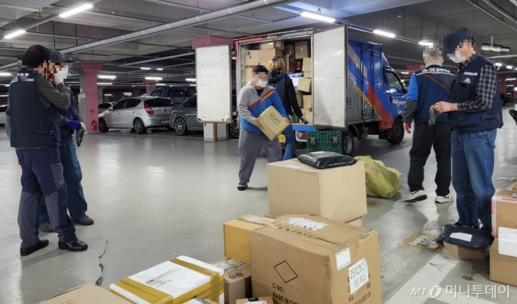16일 인천 미추홀구 SK스카이뷰 아파트 지하주차장에서 한 택배기사가 물품을 내리고 있다. 이 물품은 각 단지로 '실버택배원'들이 배송한다. / 사진 = 오진영 기자