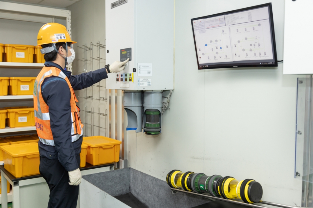 포스코케미칼 양극재 광양공장에서 에어슈팅 품질 모니터링 시스템이 가동되는 모습/사진제공=포스코케미칼