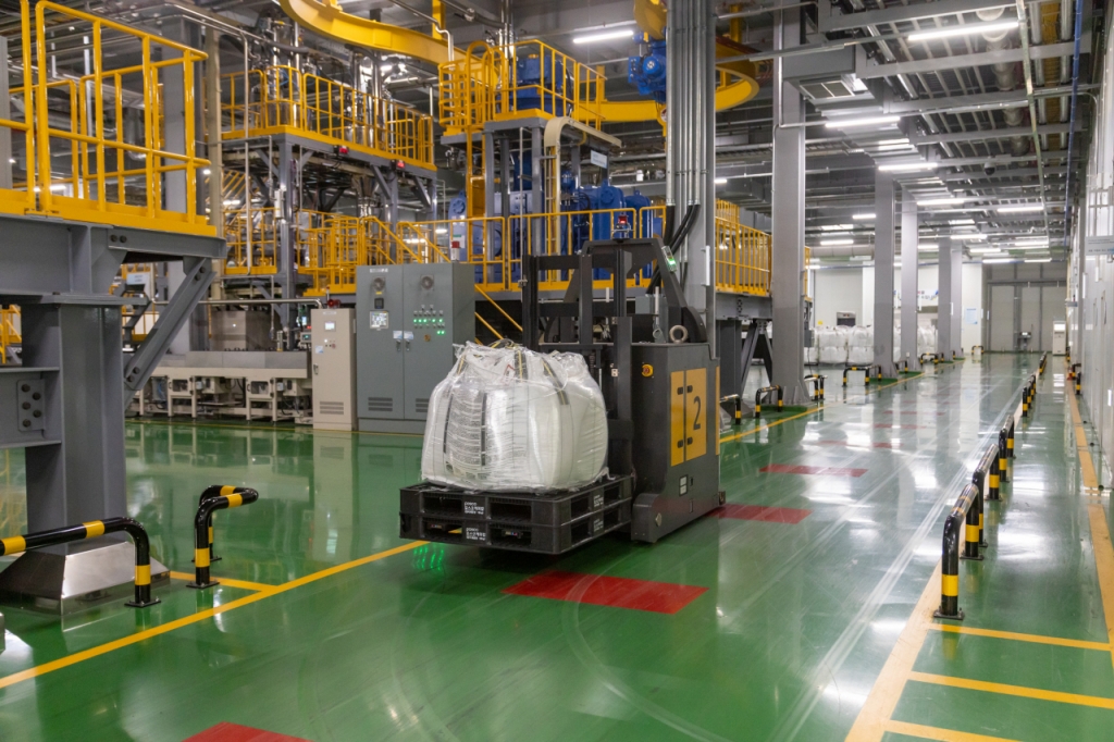 포스코케미칼 광양공장에서 AGV가 공정에 원료를 투입하기 위해 이동하는 모습./사진제공=포스코케미칼