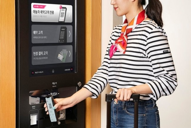 야놀자가 지난해 자체 개발한 와이 플럭스 셀프 체크인 키오스크. /사진=야놀자
