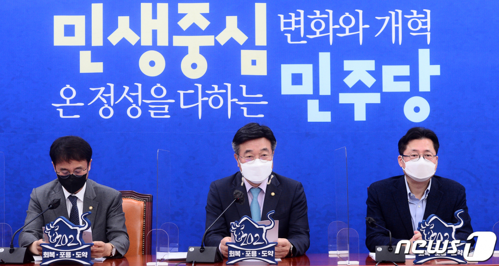 윤호중 더불어민주당 원내대표 겸 비상대책위원장(가운데)이 20일 오전 서울 여의도 국회에서 열린 원내대책회의에서 모두발언을 하고 있다. /사진=뉴스1