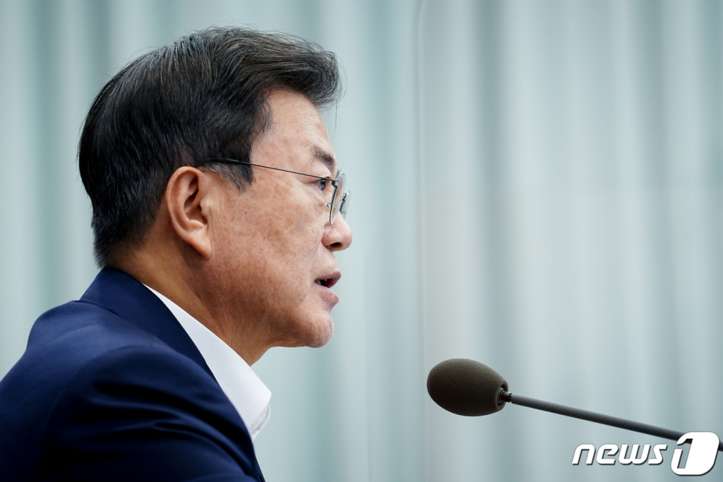 문재인 대통령이 19일 청와대 여민관에서 열린 수석·보좌관회의를 주재하고 있다. /사진=뉴스1