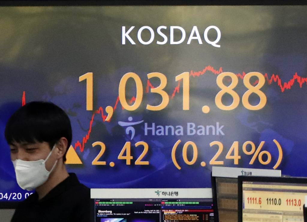  [서울=뉴시스]김형수 기자 = 코스피가 전 거래일(3198.84)보다 21.86포인트(0.68%) 오른 3220.70에 장을 마감한 20일 오후 서울 중구 하나은행 딜링룸에서 딜러들이 업무를 보고 있다. 이날 코스닥 지수는 전 거래일(1029.46)보다 2.42포인트(0.24%) 오른 1031.88에, 원·달러 환율은 전 거래일(1117.2원)보다 4.9원 내린 1112.3원에 마감했다. 2021.04.20. kyungwoon59@newsis.com