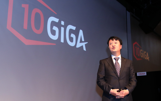 = 박현진 KT 유무선사업본부장이 31일 오전 서울 종로구 광화문 KT스퀘어에서 10기가 인터넷 서비스를 소개하고 있다.  KT는 11월 1일부터 서울 및 6대 광역시를 비롯해 전국 주요 도시에서 국내최초로 속도 10Gbps를 제공하는10기가 인터넷 서비스를 제공한다고 발표했다. 2018.10.31/뉴스1  
