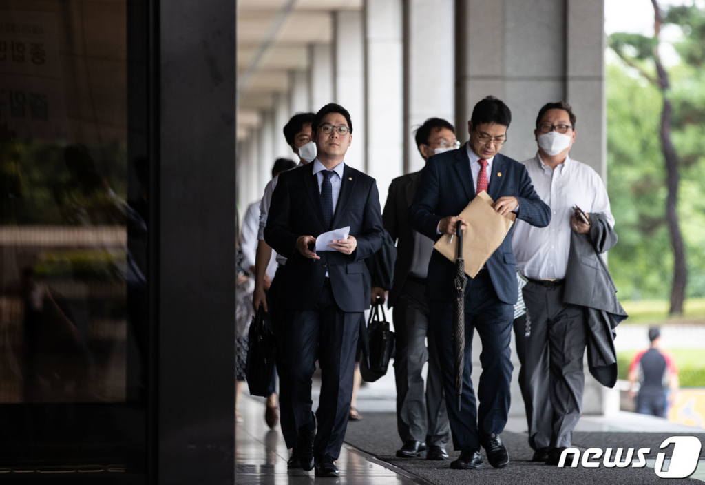한국법조인협회 소속 법조인들이 지난해 7월22일 오후 서울 서초구 서울중앙지방검찰청에서 '네이버 엑스퍼트' 서비스 관련 고발장을 접수하기 위해 들어서고 있다.  /사진=뉴스1