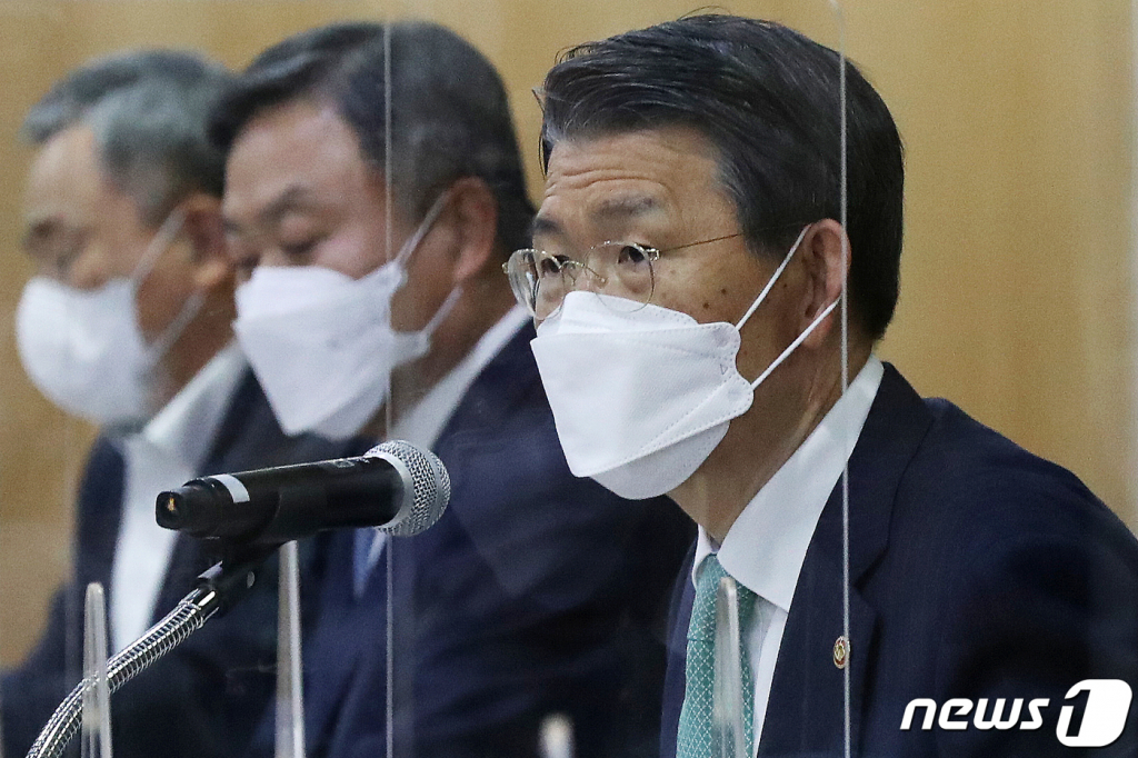 (서울=뉴스1) 민경석 기자 = 은성수 금융위원장이 6일 오후 서울 종로구 생명보험교육문화센터에서 열린 '금융위-보험업권 CEO 간담회'에서 모두발언을 하고 있다. 은 위원장은 지난 3월 25일 시행 이후 혼란을 겪고 있는 금융소비자보호법(금소법)과 관련해