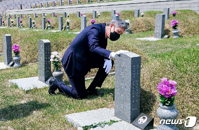 21일 오전 광주 북구 운정동 5·18민주묘지를 찾은 노태우 전 대통령의 장남 노재헌씨(54)가 5·18유공자 김형영씨 묘에 헌화·참배하고 있다. (독자 제공)2021.4.21/뉴스1 © News1