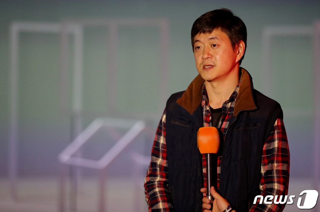 지난해 10월 22일 오후 인천시 영종도 파라다이스 시티에서 문재인 대통령 아들 문준용씨가 자신의 작품을 설명하고 있다. /사진=뉴스1