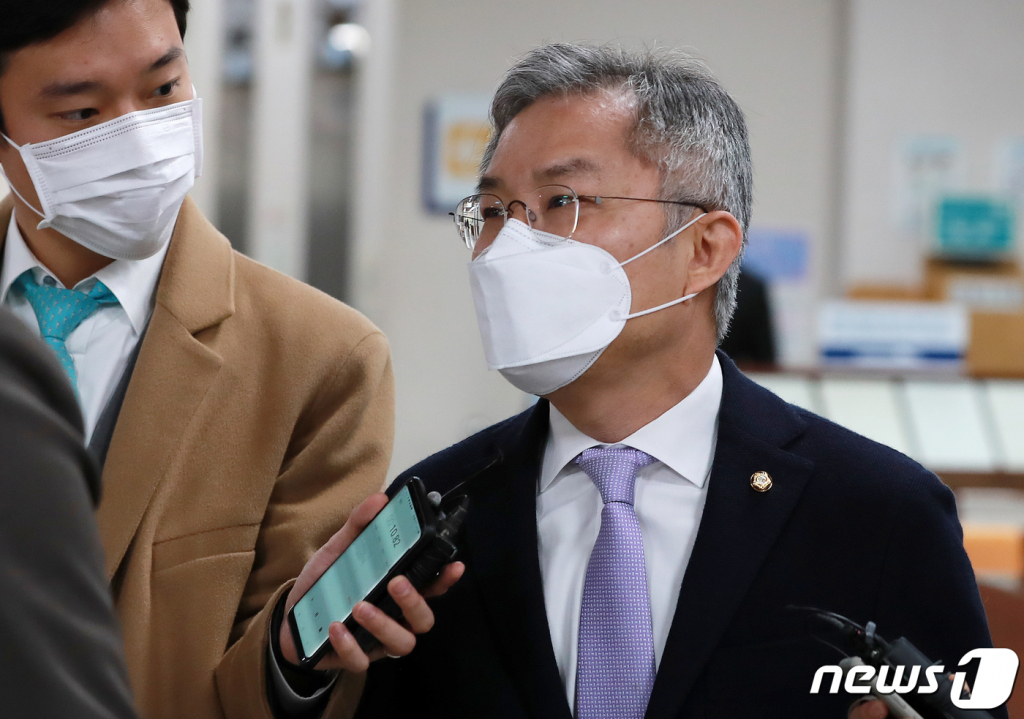  조국 전 법무부장관 아들의 인턴활동 확인서를 허위 작성하고도 총선 기간에 사실이 아니라고 허위 공표한 혐의로 기소된 최강욱 열린민주당 대표가 지난달 5일 오전 열리는 첫 공판기일에 출석하고 있다./사진=뉴스1  