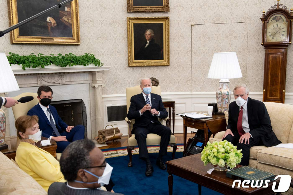 (워싱턴 AFP=뉴스1) 우동명 기자 = 조 바이든 미국 대통령이 19일(현지시간) 워싱턴 백악관에 의회 초당파 그룹을 초청해 2조 3000억 달러 규모의 초대형 인프라 구축과 일자리 창출 계획을 논의하고 있다. ? AFP=뉴스1