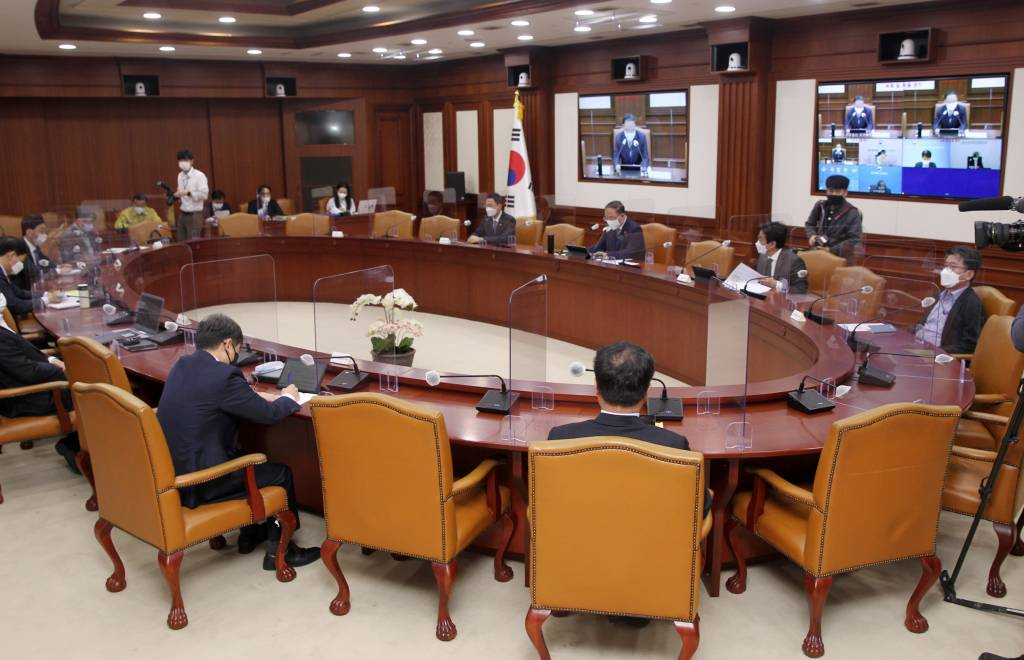 홍남기 국무총리 직무대행이 23일 오전 서울 종로구 정부서울청사에서 열린 백신·치료제 상황점검회의를 주재하고 있다. / 사진제공=뉴시스