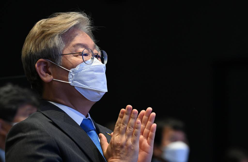 이재명 경기도지사가 이달 20일 서울 여의도 글래드호텔에서 열린 청소·경비노동자 휴게시설 개선 국회토론회에서 참석자 소개를 들으며 박수치고 있다. / 사진제공=뉴시스