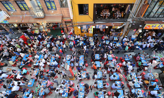 '2018 을지로 노맥(노가리와 맥주) 축제'가 시민들로 붐비고 있다. /사진=뉴스1
