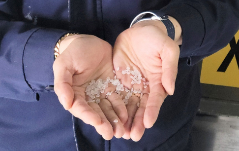 고체화를 마친 EOA 제품은 맨손으로 직접 만질 수 있다/사진 제공=롯데케미칼