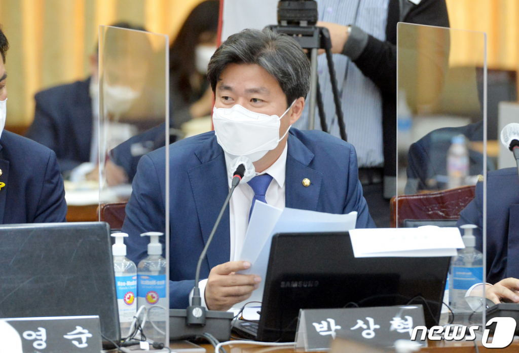 박상혁 더불어민주당 의원이 지난해 10월20일 경기도 수원시 팔달구 경기도청에서 열린 국회 국토교통위원회의 경기도에 대한 국정감사에서 질의하고 있다. /사진=뉴스1