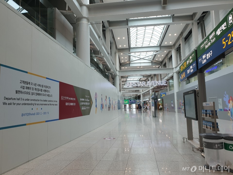 25일 인천국제공항 제1터미널에 롯데면세점, 신라면세점이 빠진 자리가 텅 비어있다. 