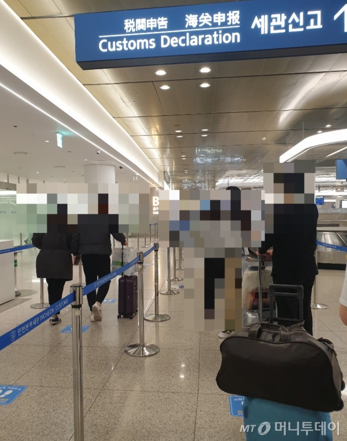25일 무착륙 국제관광비행 항공편을 마치고 인천국제공항 세관에 면세한도 초과 자진신고를 위해 줄서 있는 여행객들(오른쪽)과 한도를 초과하지 않아 곧바로 바깥으로 나가는 이들(왼쪽). /사진=이재은 기자