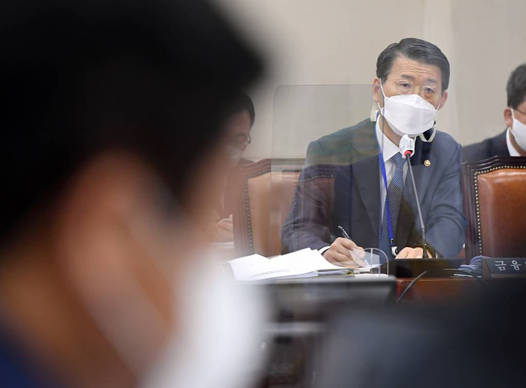  [서울=뉴시스]김진아 기자 = 은성수 금융위원장이 22일 오전 서울 여의도 국회에서 열린 제386회국회(임시회) 제1차 정무위원회 전체회의에서 의원 질의에 답하고 있다. (공동취재사진) 2021.04.22. photo@newsis.com