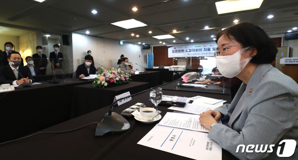 (서울=뉴스1) 송원영 기자 = 조성욱 공정거래위원장이 22일 서울 중구 프레스센터에서 열린 '오픈마켓 사업자와의 자율 제품안전 협약식'에서 인사말을 하고 있다.  2021.4.22/뉴스1  