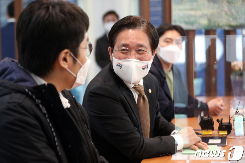 (서울=뉴스1) 황기선 기자 = 성윤모 산업통상자원부 장관이 14일 오후 서울 관악구 서울대학교 반도체공동연구소에서 열린 '반도체 인력양성 간담회'에서 학생들과 대화를 나누고 있다. 2021.4.14/뉴스1