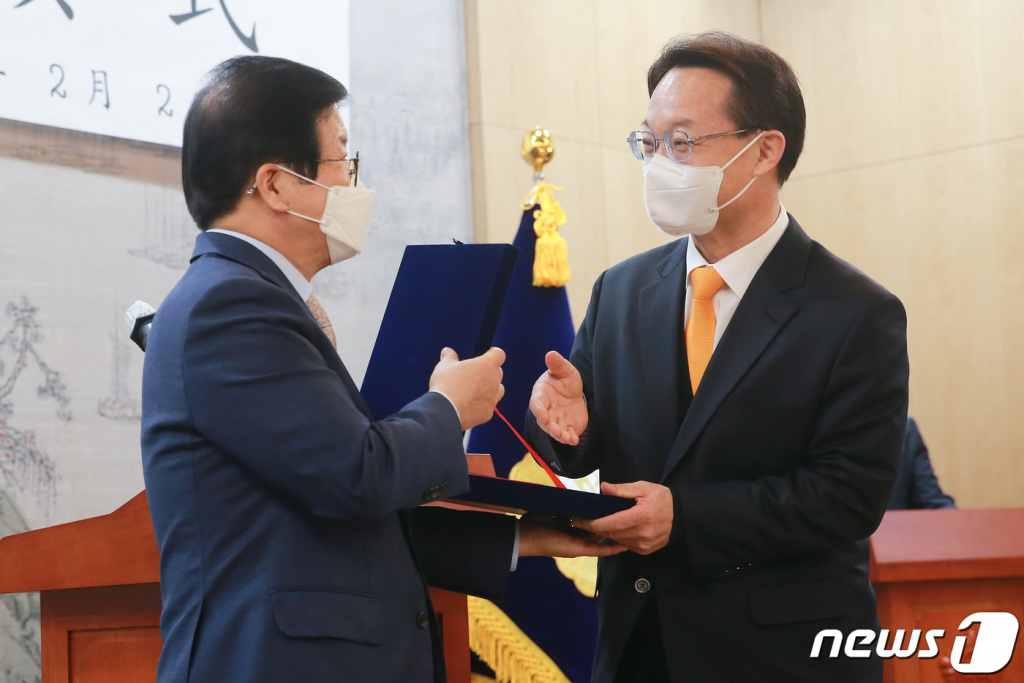 (서울=뉴스1) 성동훈 기자 = 조해진 국민의힘 의원이 2월2일 오후 서울 여의도 국회에서 열린 백봉신사상 시상식에서 박병석 국회의장에게 2020년 신사의원 베스트 10 상패를 받고 있다. 2021.2.2/뉴스1  
