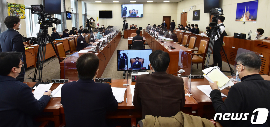 올해 2월 24일 서울 여의도 국회 과학기술정보방송통신위원회에서 방송지배구조·인공지능 데이터 법안 관련 공청회가 열리고 있다. /사진=뉴스1.