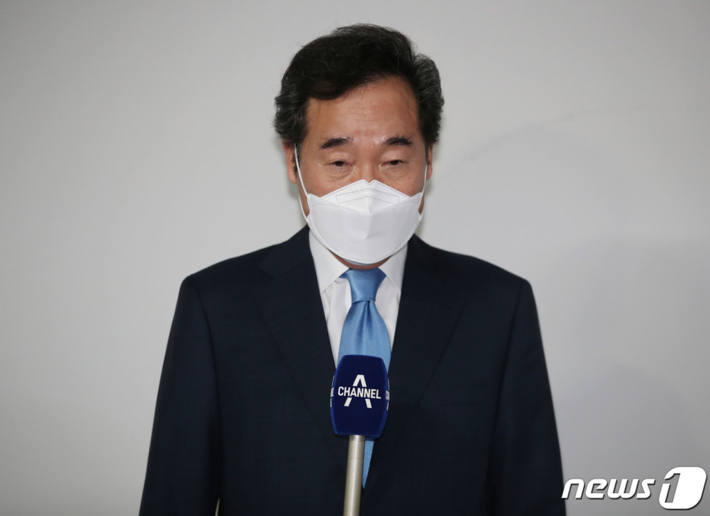 코로나19 자가격리에서 해제된 이낙연 더불어민주당 전 대표가 15일 오후 서울 종로구 자택을 나서며 취재진의 질의에 답변하고 있다. /사진=뉴스1