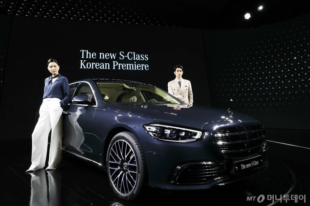 메르세데스-벤츠 코리아가 28일 오전 서울 중구 동대문디자인플라자에서 플래그십 세단 '더 뉴 S-클래스'를 선보이고 있다. '더 뉴 S-클래스'는 더 뉴 S350d, 더 뉴 S400d 4MATIC, 더 뉴 S500 4MATIC, 더 뉴 S580 4MATIC 등 4종의 엔진 라인업으로 출시되며 가격은 부가세 포함 1억4060만원부터 2억1860만원이다. /사진=이기범 기자 leekb@