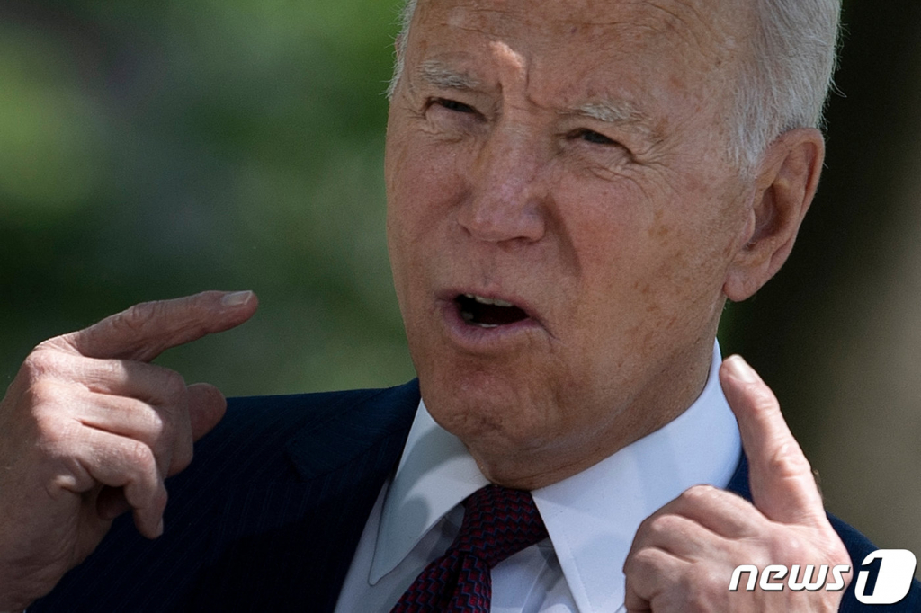 (워싱턴 AFP=뉴스1) 우동명 기자 = 조 바이든 미국 대통령이 27일(현지시간) 워싱턴 백악관에서 질병통제예방센터(CDC)의 마스크 착용 지침 완화 관련해 취재진을 만나고 있다. 