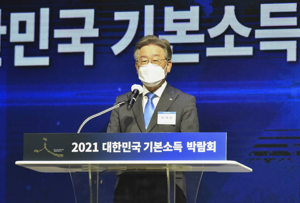 이재명 경기도지사가 이달 28일 오전 경기도 고양시 킨텍스 제1전시장에서 열린 ‘2021 대한민국 기본소득 박람회’ 개막식에서 개회사를 하고 있다. / 사진제공=뉴시스