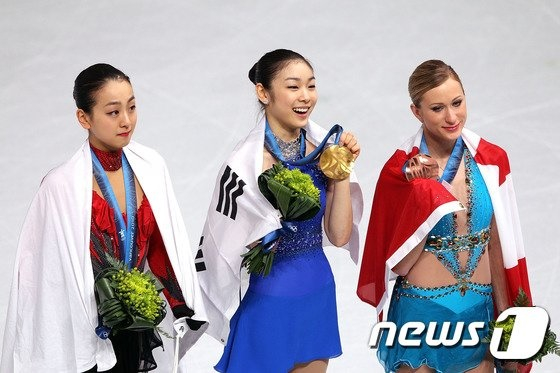 2010 밴쿠버 동계올림픽 여자 피겨 스케이팅 싱글 메달 수여식을 마친 김연아(가운데), 아사다 마오(왼쪽), 조애니 로세트(오른쪽)의 모습 /AFPBBNews=뉴스1