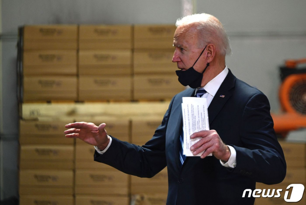(체스터 AFP=뉴스1) 우동명 기자 = 조 바이든 미국 대통령이 16일(현지시간) 펜실베이니아주 체스터에 있는 바닥재 설치업체인 스미스 플로링을 방문해 1조9000억 달러 규모의 코로나19 경기부양책 홍보를 하고 있다.   ? AFP=뉴스1  