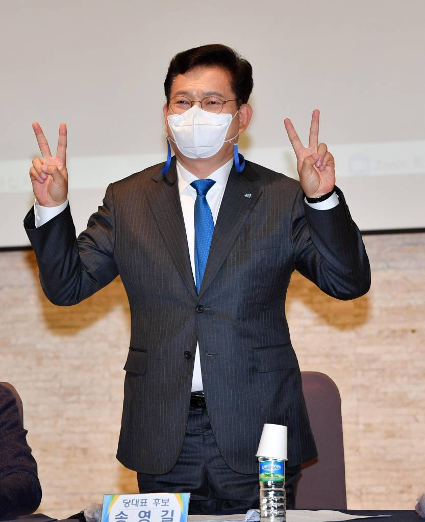 더불어민주당 대표에 선출된 송영길 의원이 지난달 27일 서울 대방동 공군호텔에서 열린 전국자치분권민주지도자회의 전국총회 및 당대표후보 초청 토론회에서 인사하고 있다. / 사진제공=뉴시스
