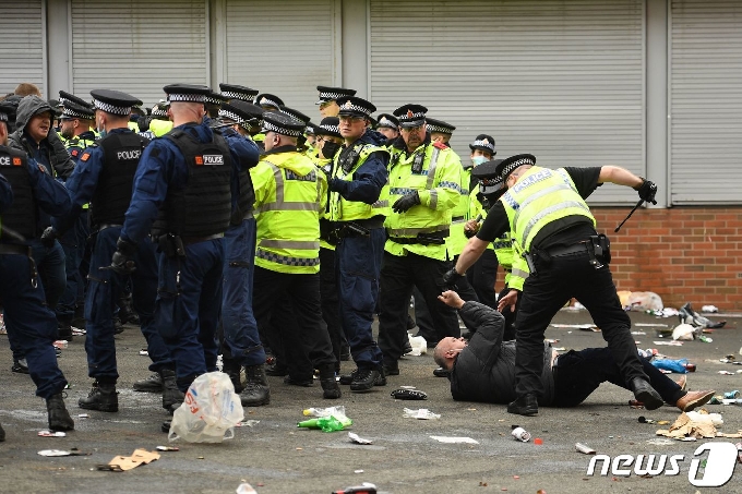 시위하는 맨유 팬들과 진압하는 경찰들의 모습 © AFP=뉴스1