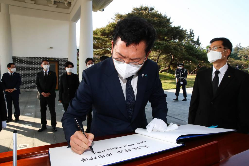 송영길 더불어민주당 신임 당대표가 3일 오전 서울 동작구 현충원을 방문해 참배를 마친 뒤 방명록을 작성하고 있다. /사진=뉴시스