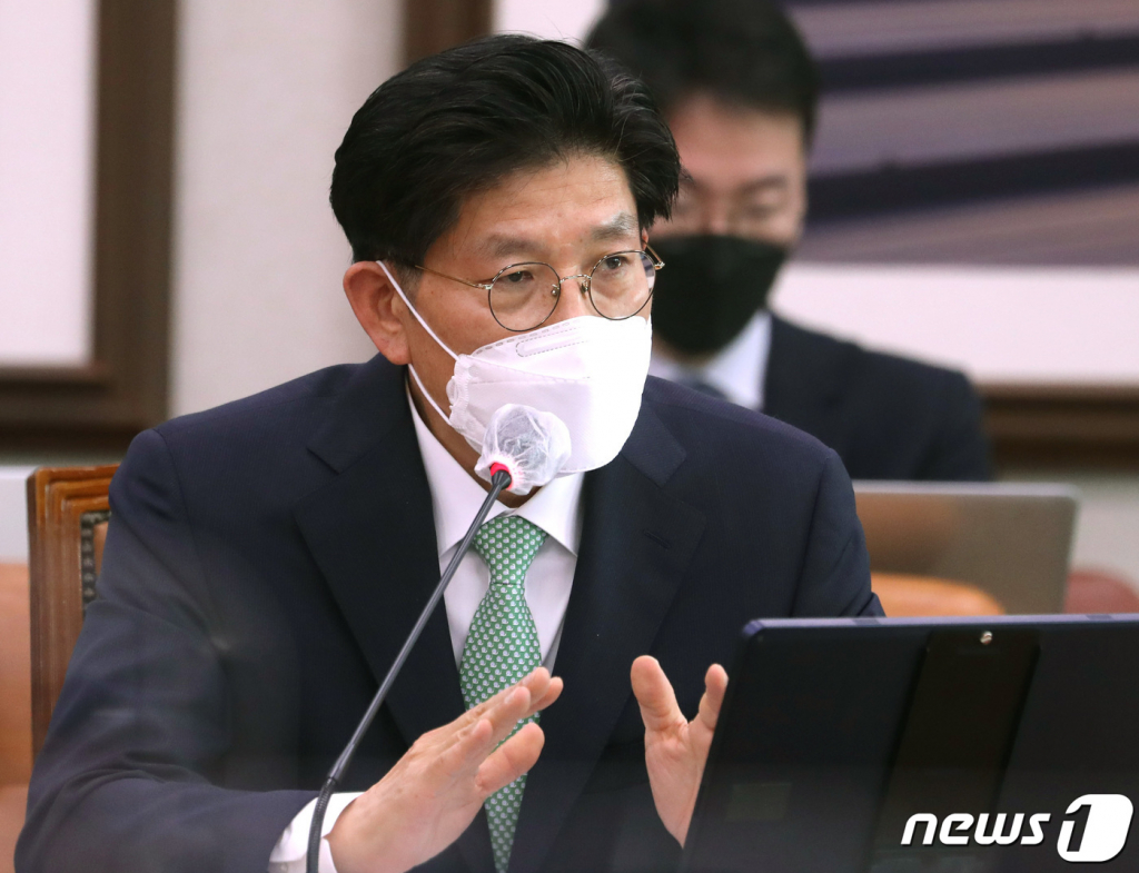 (서울=뉴스1) 구윤성 기자 = 노형욱 국토교통부 장관 후보자가 4일 서울 여의도 국회에서 열린 국토교통위원회 인사청문회에 출석해 의원들의 질의에 답변하고 있다. 2021.5.4/뉴스1