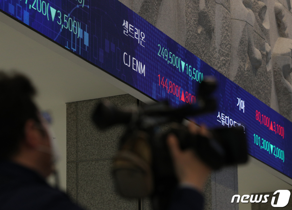 (서울=뉴스1) 신웅수 기자 = 코스피200·코스닥150 등 대형주에 대한 공매도가 재개된 3일 오후 서울 여의도 한국거래소 전광판에 셀트리온의 종가가 표시되고 있다.  2021.5.3/뉴스1  