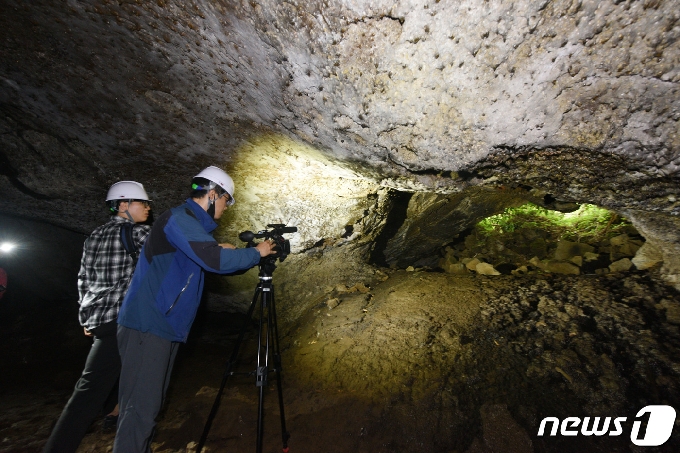 세계유산축전 관계자들과 취재진이 4일 오후 일반인 출입이 금지된 제주 벵뒤굴을 탐방하고 있다. 오는 10월 1일부터 17일까지 17일 동안 진행되는 2021 세계유산축전에서는 비공개 장소였던 벵뒤굴과 만장굴 전구간이 일시적으로 공개된다.2021.5.4/뉴스1 © News1 오현지 기자