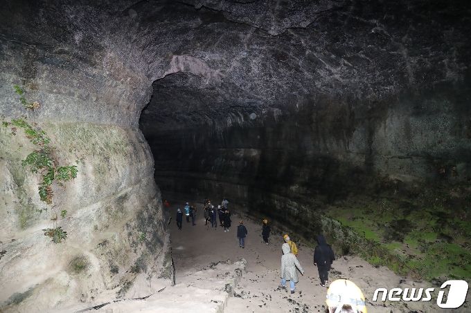 세계유산축전 관계자들과 취재진이 4일 오후 일반인 출입이 금지된 제주 김녕굴을 탐방하고 있다. 오는 10월 1일부터 17일까지 17일 동안 진행되는 2021 세계유산축전에서는 비공개 장소였던 벵뒤굴과 만장굴 전구간이 일시적으로 공개된다.2021.5.4/뉴스1 © News1 오현지 기자