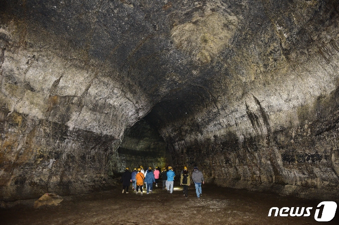 세계유산축전 관계자들과 취재진이 4일 오후 일반인 출입이 금지된 제주 김녕굴을 탐방하고 있다. 오는 10월 1일부터 17일까지 17일 동안 진행되는 2021 세계유산축전에서는 비공개 장소였던 벵뒤굴과 만장굴 전구간이 일시적으로 공개된다.2021.5.4/뉴스1 © News1 오현지 기자