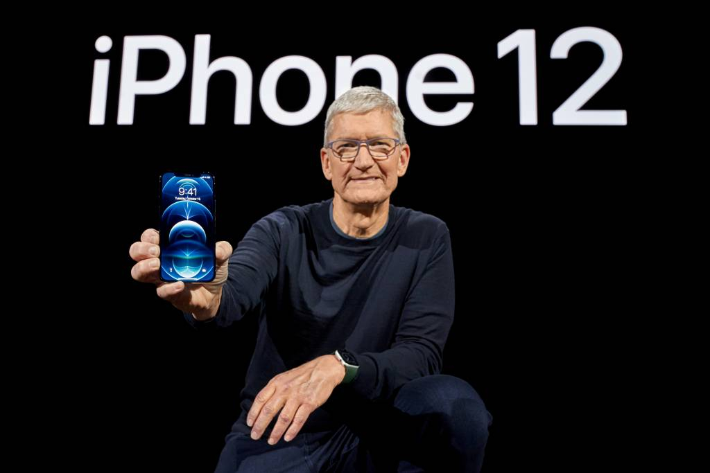 Apple CEO Tim Cook poses with the all-new iPhone 12 Pro at Apple Park in Cupertino, California, U.S. in a photo released October 13, 2020. Brooks Kraft/Apple Inc./Handout via REUTERS NO RESALES. NO ARCHIVES. THIS IMAGE HAS BEEN SUPPLIED BY A THIRD PARTY. TPX IMAGES OF THE DAY 팀 쿡 애플 최고경영자가 13일(현지시간) 미국 캘리포니아 주 쿠퍼티노 애플파크에서 신형 '아이폰12'를 들고 포즈를 취하고 있다.