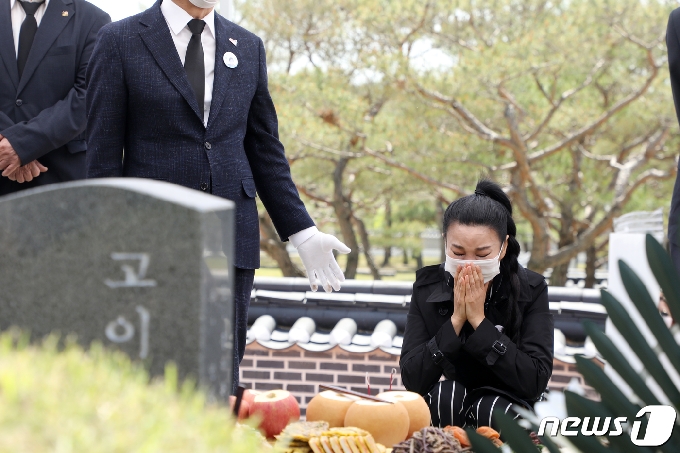 어린이날인 5일 광주 북구 운정동 국립 5·18민주묘지 故전재수군 묘역에서 동생 전영애씨가 오빠의 묘역에서 눈물 흘리고 있다. 2021.5.5/뉴스1 © News1 허단비 기자