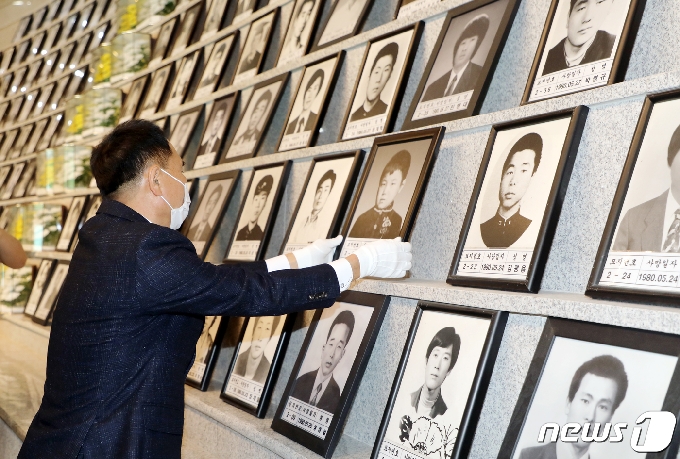 어린이날인 5일 광주 북구 운정동 국립 5·18민주묘지 유영봉안소에 故전재수군의 영정사진이 41년만에 놓여지고 있다. 2021.5.5/뉴스1 © News1 허단비 기자